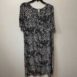Soma Night Gown Black and White with light blue neckline and pocket trim. Size L